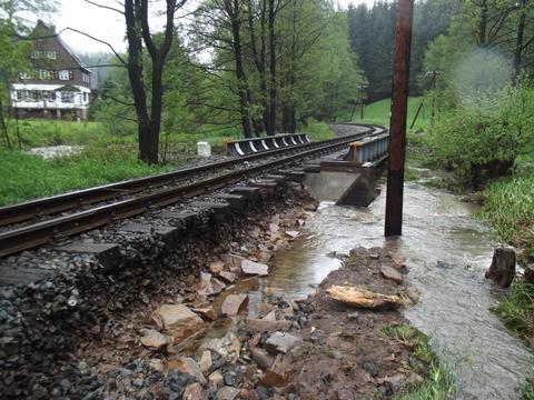Nach Rückgang der Wasserhöchststände wird der Schaden am Bahndamm bei Kilometer 22,1 sichtbar. 3. Juni 2013 8.30 Uhr.