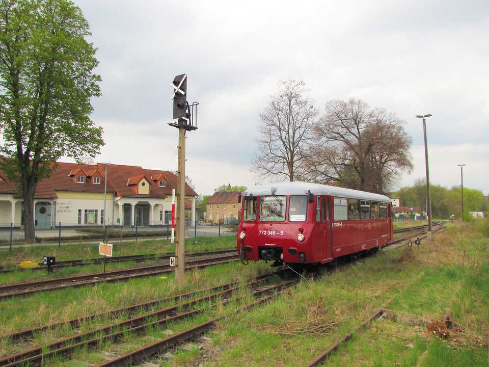 Der Schienenbus 772 345 am 1. Mai im Bahnhof Roßleben.