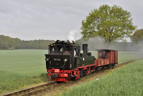 99 574 mit einem Prignitz-typischen Güterzug unterwegs.