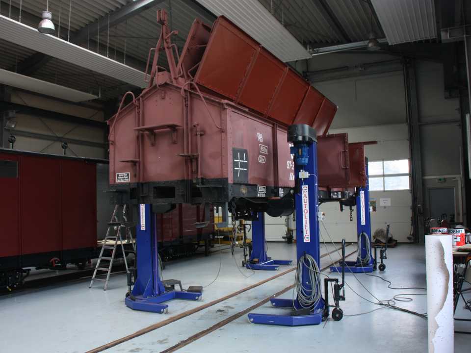 Der Klappdeckelwagen 97-27-19 erhält momentan eine Fahrwerksaufarbeitung, außerdem wird auch der Wagenkasten neu lackiert.