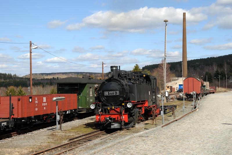 Bei einer privat organisierten Güterzugveranstaltung Mitte April auf der Fichtelbergbahn stand 99 1773-3 vor einer typischen Arbeitszuggarnitur im Einsatz. Zuvor hatte die Lok in Cranzahl in der Rollgrube Rangieraufgaben auszuführen.