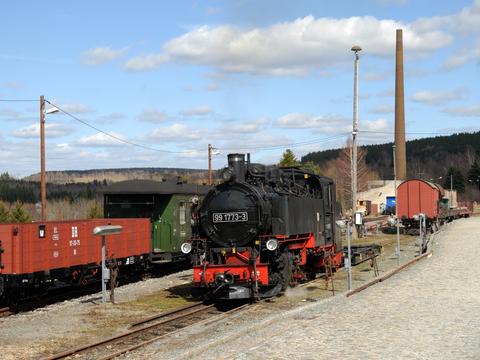 Bei einer privat organisierten Güterzugveranstaltung Mitte April auf der Fichtelbergbahn stand 99 1773-3 vor einer typischen Arbeitszuggarnitur im Einsatz. Zuvor hatte die Lok in Cranzahl in der Rollgrube Rangieraufgaben auszuführen.