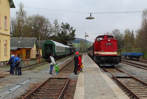 Ende April war 112 565-7 der PRESS mit dem VSE-Zug auf der EAB unterwegs, hier in Scheibenberg.