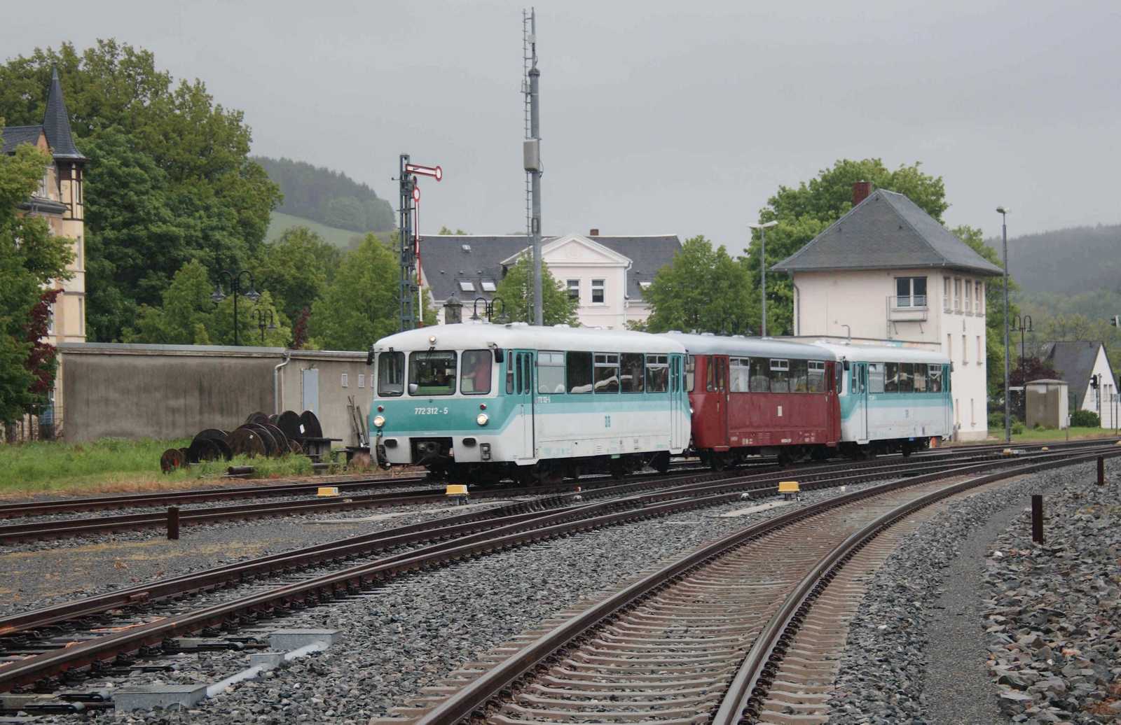Trotz des wenig einladenden Wetters griff Axel Schlenkrich am 26. Mai 2013 zur Kamera, um die Einfahrt des Triebwagenzuges in den Bahnhof Schwarzenberg (Erzgeb) im Bild festzuhalten.