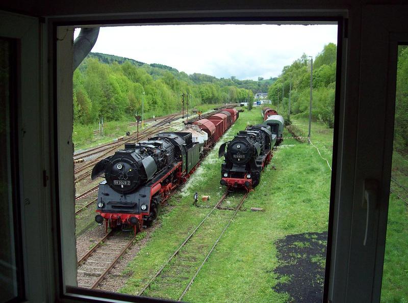 Zu den Schwarzenberger Eisenbahntagen waren natürlich nicht nur Dieselloks zu bewundern, wie dieses Foto aus dem Fenster des Stellwerkes 3 beweist. Tim Zolkos hielt die ausgestellten Rekolokomotiven 58 3049-2 und 52 8183-7 mit ihren Güterzügen im Bild fest.