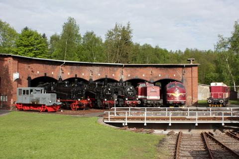 Am Morgen des 12. Mai hatten die beiden Gastlokomotiven My 1138 und 107 018-4 vor dem Schwarzenberger Lokschuppen Aufstellung genommen. Ralph Mildner nutzte das Morgenlicht für ein Foto.