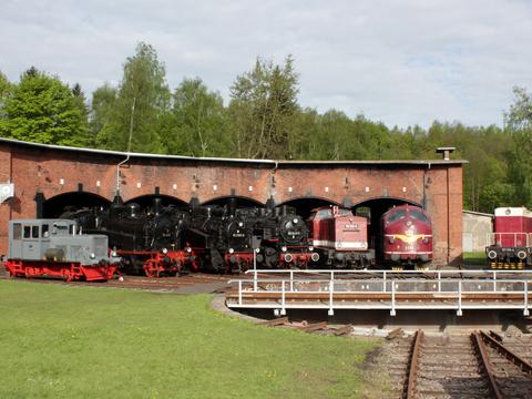 Am Morgen des 12. Mai hatten die beiden Gastlokomotiven My 1138 und 107 018-4 vor dem Schwarzenberger Lokschuppen Aufstellung genommen. Ralph Mildner nutzte das Morgenlicht für ein Foto.