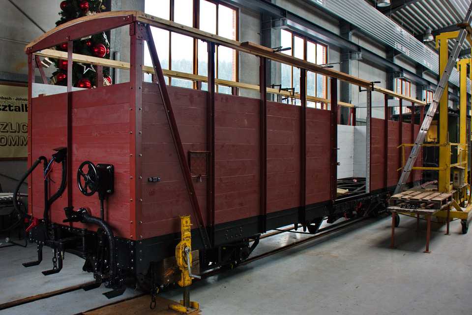Anfang März waren am GGw 97-12-53´´ die Drehgestelle bereits aufgearbeitet und wieder unter dem Wagenkasten montiert, während an der Wandbeplankung noch gearbeitet wurde.