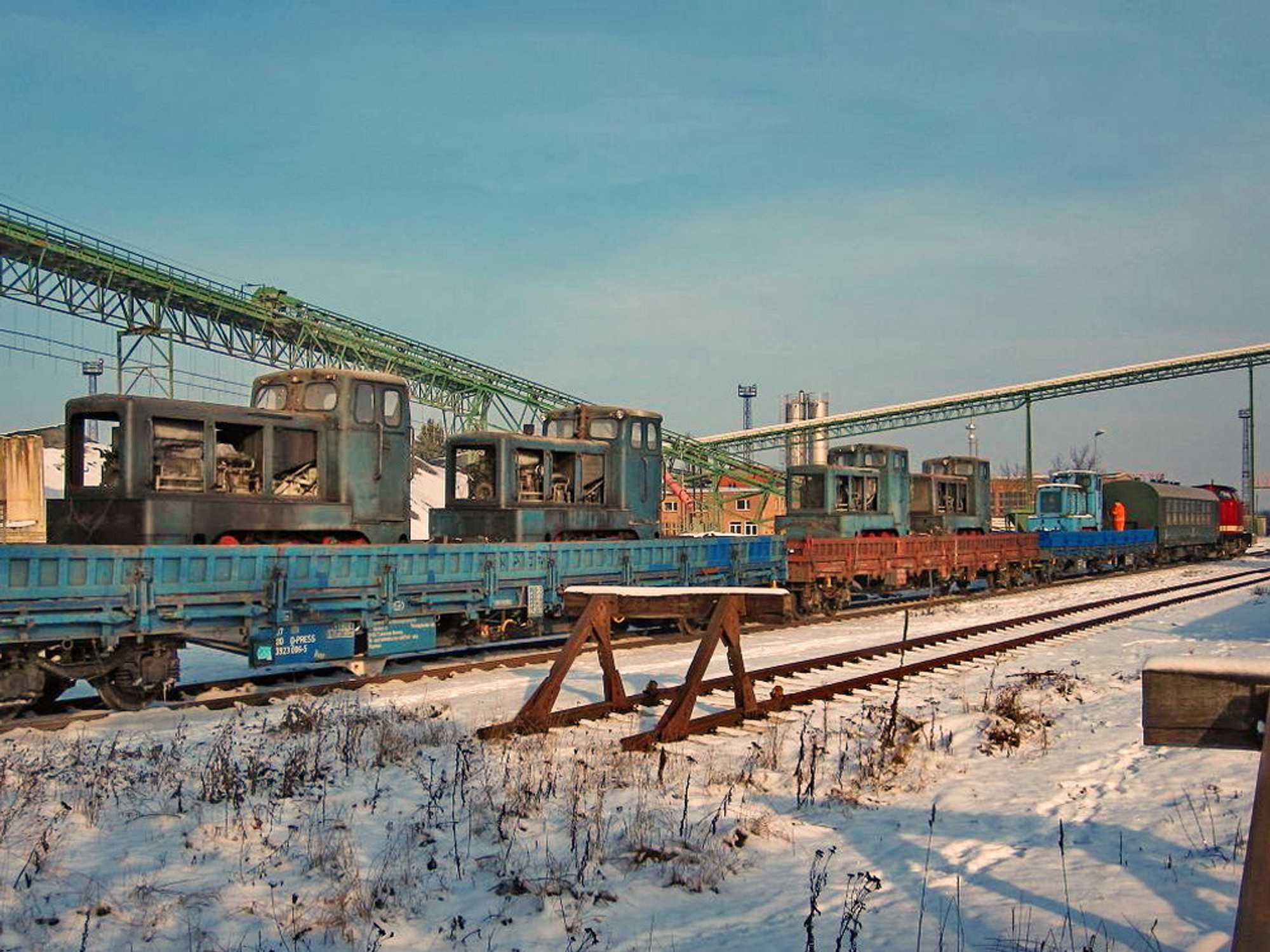 Am 15. Januar wurden fünf V10C Lokomotiven der früheren 600-mm-Kiesgrubenbahn des Betonwerkes in Möllenhagen aus ihrem „Dornröschenschlaf“ geweckt. Mehr Informationen dazu gibt es in dieser Ausgabe.
