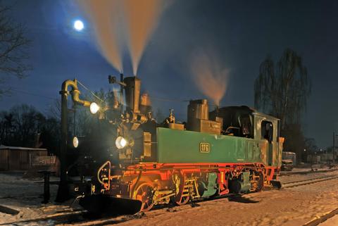 Am 26. Januar lud die Traditionsbahn Radebeul e.V. zur „11. Zitterpartie“ auf der Lößnitzgrundbahn. Im durch Vollmond und Scheinwerferlicht illuminierten Bahnhof Radeburg fotografierte Joachim Jehmlich die Sächsische IV K Nr. 176 (99 1586-9) am Wasserkran vor dem Lokschuppen.