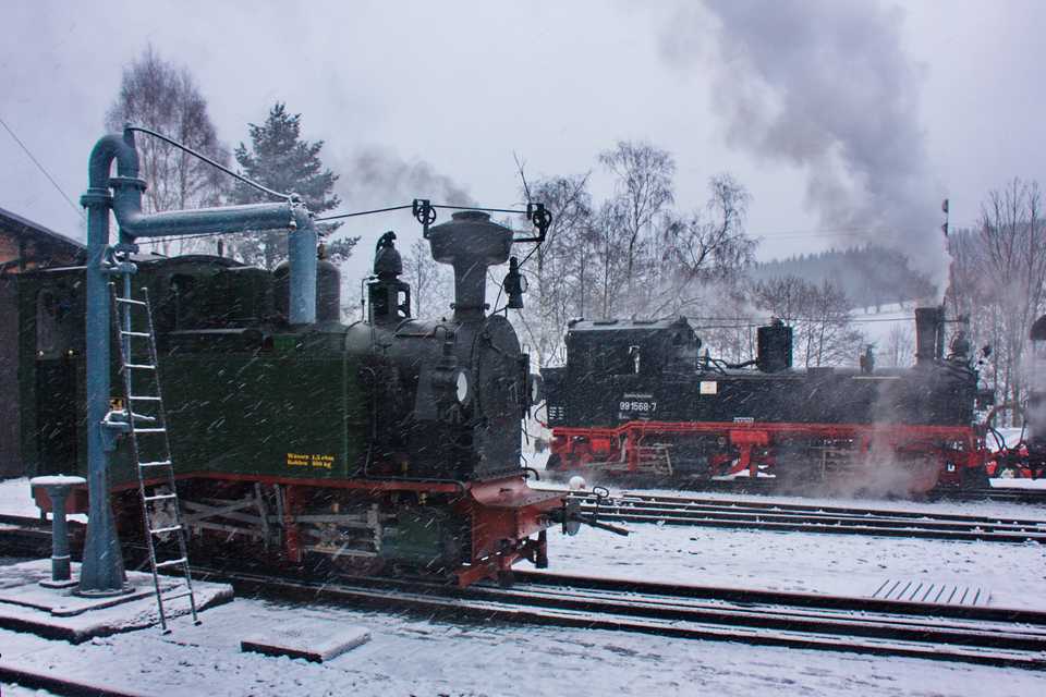 Bei kräftigem Schneefall startete am 2. Februar der WinterDampf mit IV K 99 1568-7 auf der Preßnitztalbahn. Auch die I K Nr.54 stand an diesem Tag für Wartungsarbeiten unter Dampf.