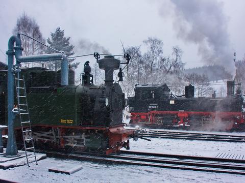 Bei kräftigem Schneefall startete am 2. Februar der WinterDampf mit IV K 99 1568-7 auf der Preßnitztalbahn. Auch die I K Nr.54 stand an diesem Tag für Wartungsarbeiten unter Dampf.