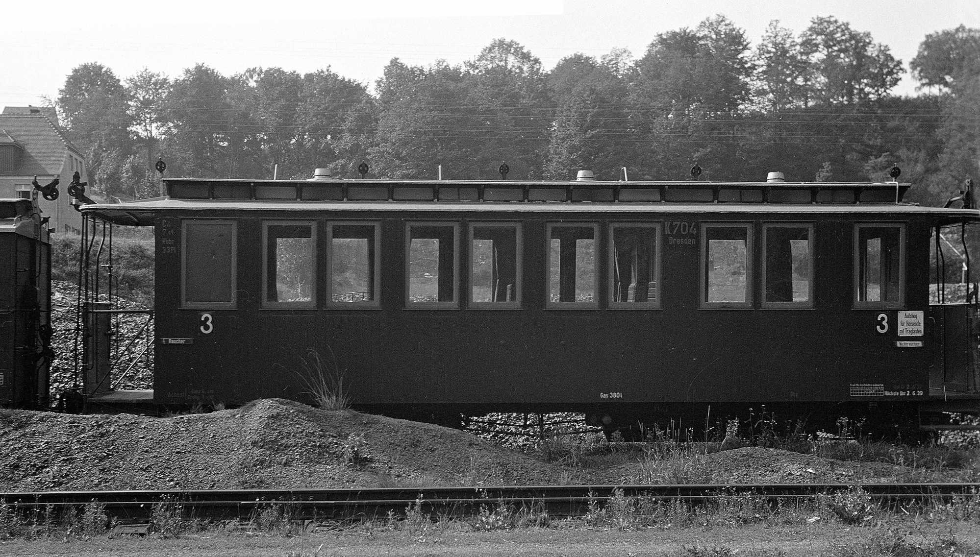 Der spätere 970-855 Erstbesetzung steht mit seiner DRG-Nummer K704 im Jahr 1937 in Köttewitz auf der noch schmalspurigen Müglitztalbahn!
