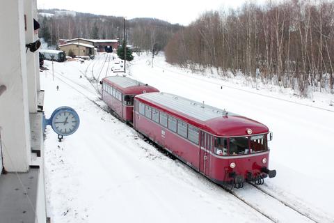 Besuch aus Neuenmarkt-Wirsberg vom DDM: das Schienenbus-Pärchen 996 701-9 und 796 739-1 war am 3. Advent ebenfalls in Schwarzenberg beim VSE zu Gast.