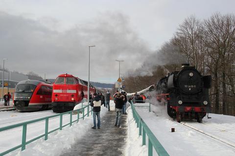 Hochbetrieb im Bahnhof Schwarzenberg! Am 15. Dezember 2012 trafen sich hier ein VT 642 der Erzgebirgsbahn, der Sonderzug aus Erfurt mit 219 084-1 und die VSE-Museumszug mit 50 3616-5.