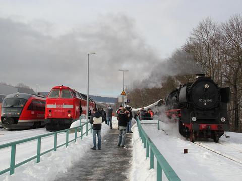 Hochbetrieb im Bahnhof Schwarzenberg! Am 15. Dezember 2012 trafen sich hier ein VT 642 der Erzgebirgsbahn, der Sonderzug aus Erfurt mit 219 084-1 und die VSE-Museumszug mit 50 3616-5.