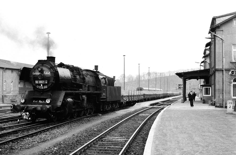Der letzte von einer Dampflok geführte reguläre Güterzug im Muldental: 50 3551-1 am 1. Februar 1988 in Rochlitz.