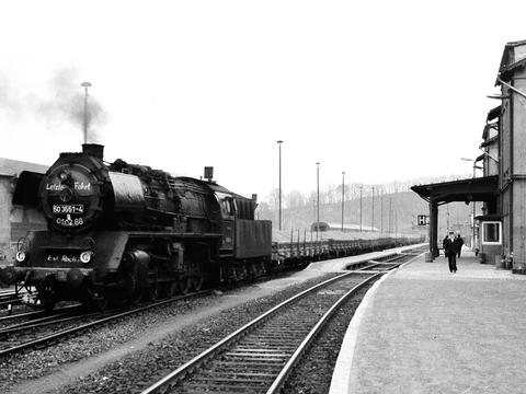 Der letzte von einer Dampflok geführte reguläre Güterzug im Muldental: 50 3551-1 am 1. Februar 1988 in Rochlitz.