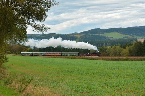 Am 2. Oktober verkehrte der Zug der EAB wieder einmal in Form des VSE-Zuges mit 50 3616-5. Im Hintergrund ist der König-Albert-Turm auf dem Spiegelwald bei Bernsbach zu sehen.