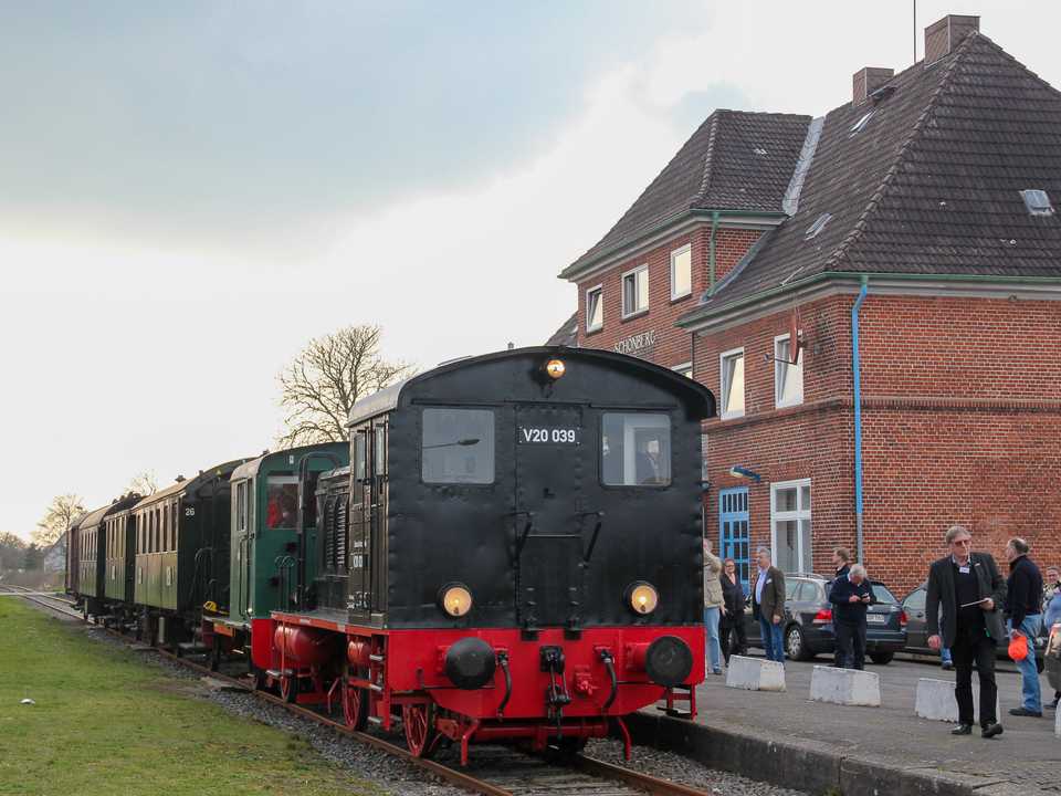 Die Loks V20 039 und V11 des VVM brachten am 30. März 2019 die Teilnehmer der VDMT-Frühjahrstagung nach Schönberg.