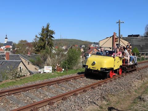 „Hier brütet der Osterhase“, erfuhren die Fahrgäste der Schienentrabifahrt am 21. April 2019 vor der Kulisse von Wechselburg. An dieser Stelle gab es einst einen Fußgängerüberweg.