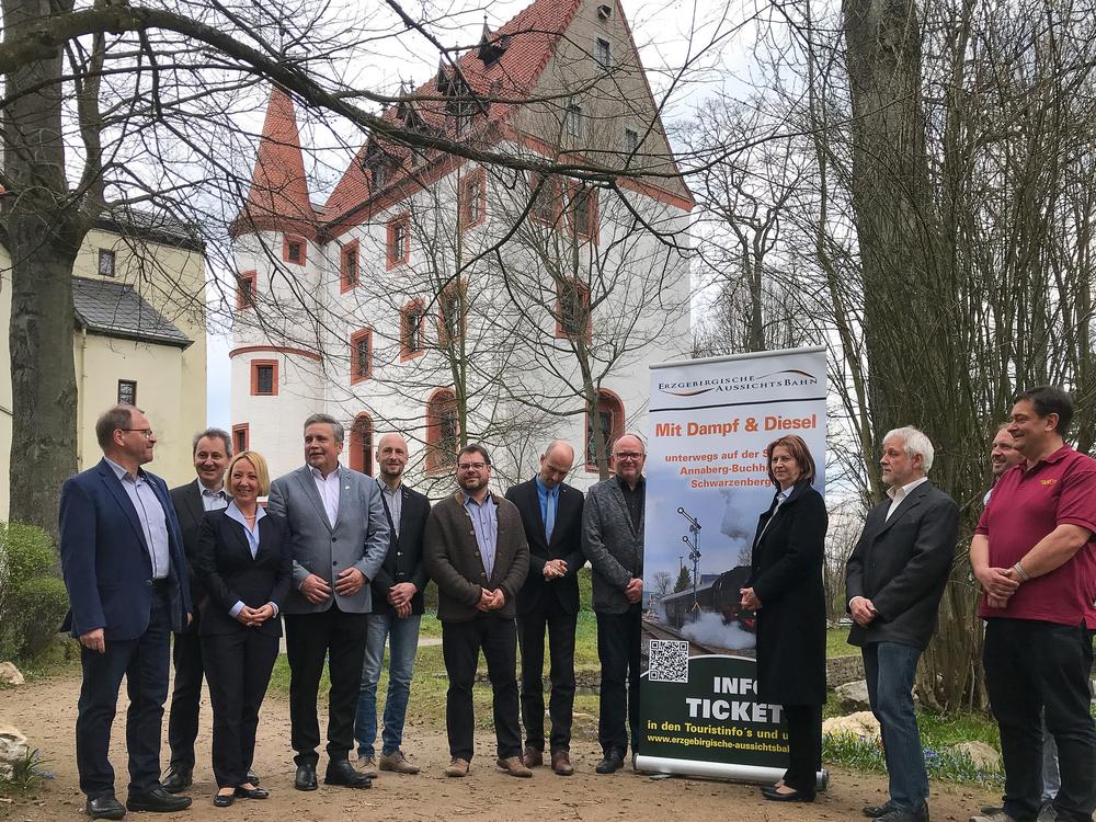 Anlässlich der Vertragsunterzeichnung für die Saison 2019 stellten sich die Vertragspartner der EAB am 8. April vor dem Schloss Schlettau zu diesem Gruppenfoto auf.