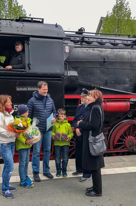 Als 50 000. Fahrgast der EAB wurde Tino Mehlhorn – im Bild mit seiner Familie – am 5. Mai 2019 in Schwarzenberg beglückwünscht und beschenkt.
