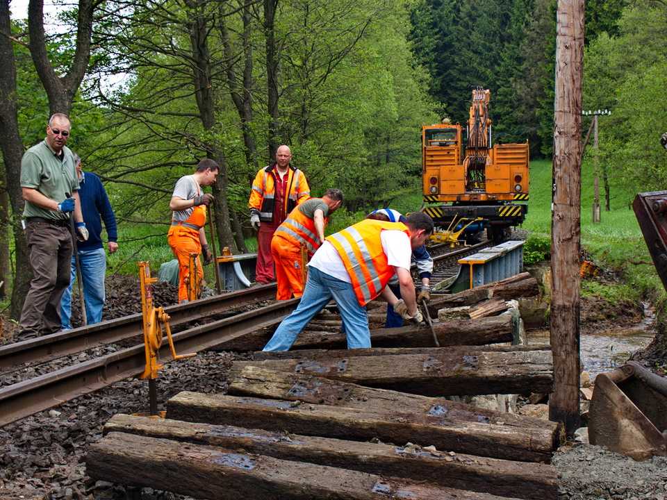 Arbeitseinsatz am 8. Juni zur Wiederherstellung des ausgespülten Gleisbereichs vor der Brücke am Kilometer 22,1.