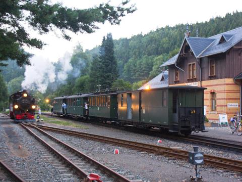 Fünf Fahrzeuge der Preßnitztalbahn zu Gast im Zittauer Gebirge, hier am Endpunkt in Oybin.
