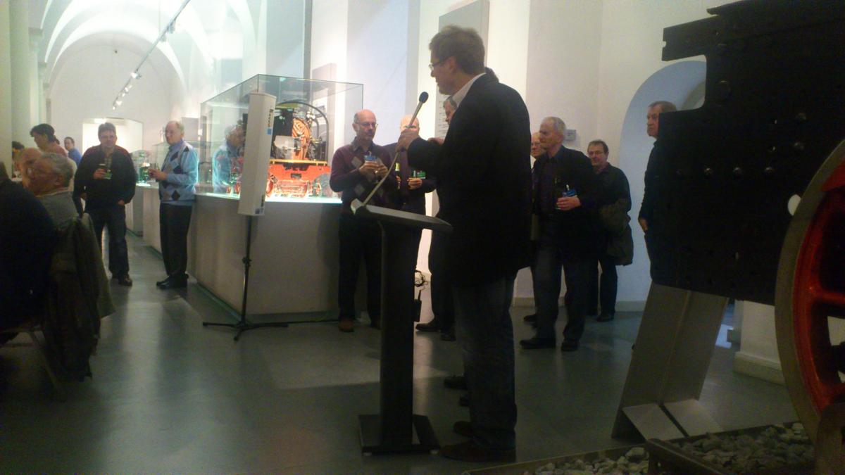 Ansprache des Direktors des Verkehrsmuseums Dresden, während die Teilnehmer der Museumsbahnertagung die Gelegenheit nutzen, in kleinen Gruppen in Diskussionen einzutauchen - das macht den Reiz dieser Tagungen aus.
