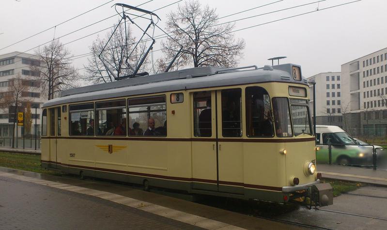Ein Gotha-Wagen und ein Großzug KT6DD aus dem Bestand des Straßenbahnmuseums wurde zum Abschluß der Tagung genutzt, bei einer Stadtrundfahrt einen Großteil der Tagungsteilnehmer wieder zum Bahnhof der Stadt zu bringen, hier an der Station Carolaplatz.