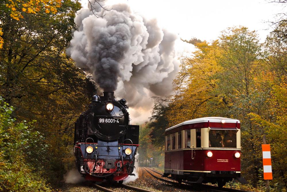Bei einer Fotofahrt des Freundeskreises Selketalbahn am 13. Oktober kam es im Bahnhof Eisfelder Talmühle zu dieser Parallelausfahrt von Triebwagen T1 187 001 und 99 6001-4.