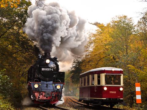 Bei einer Fotofahrt des Freundeskreises Selketalbahn am 13. Oktober kam es im Bahnhof Eisfelder Talmühle zu dieser Parallelausfahrt von Triebwagen T1 187 001 und 99 6001-4.