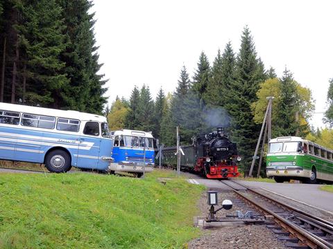 Scheineinfahrt des EFKW-Sonderzuges in den Haltepunkt Niederschlag. Foto: Matthias Zieger / Rechts: Ikarus 55-Treffen auf dem Fichtelberg.