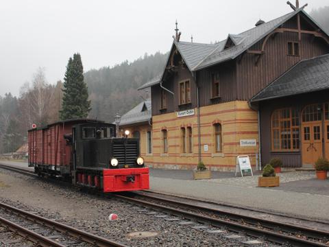 Bei ihrer Lastprobefahrt am 26. November 2012 hat Köf 6001 den Bahnhof Oybin erreicht.