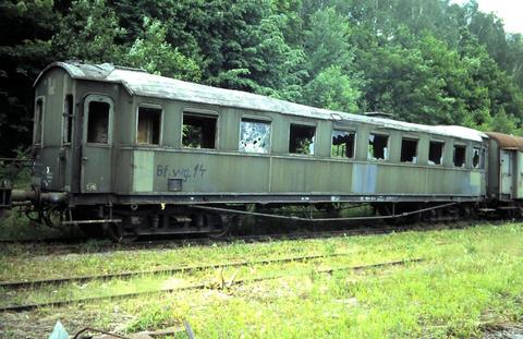 Der vom VSE 1993 nach Schwarzenberg gebrachte sächsische D-Zug-Wagen nach seiner Ankunft.