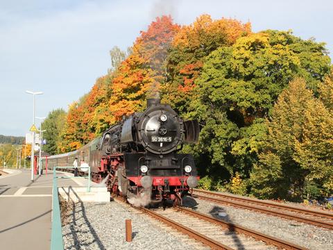 Abfahrbereit steht am Morgen des 6. Oktober der Zug der Erzgebirgischen Aussichtsbahn im Bahnhof Schwarzenberg (Erzgeb).