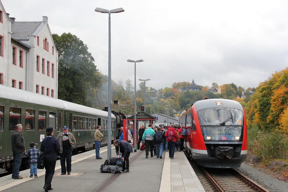 Zur Weiterreise in Richtung Chemnitz stiegen viele EAB-Fahrgäste in Annaberg in den Triebwagen der DB Erzgebirgsbahn.