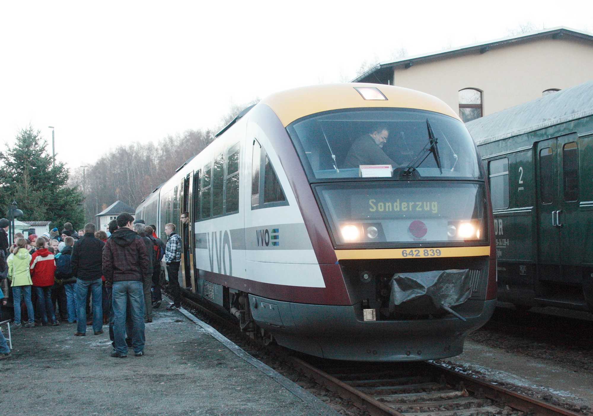 Am 17. November reiste der Städtebahn-Triebwagen 642 839 mit den Dresdner Parkbahnern über die Strecke Annaberg-Buchholz Süd nach Schwarzenberg.
