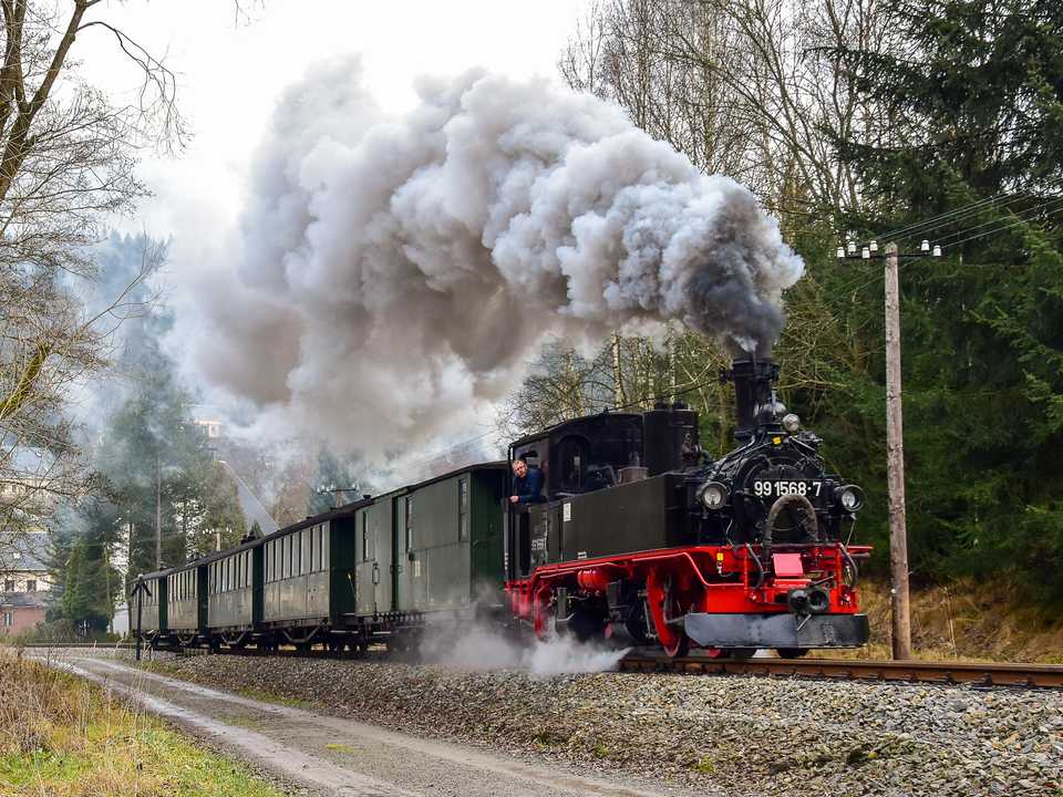 Einen der aller Voraussicht nach letzten Züge der Preßnitztalbahn im Jahr 2020 hielt Thomas Poth in der Ausfahrt Schmalzgrube am 6. Dezember im Bild fest.