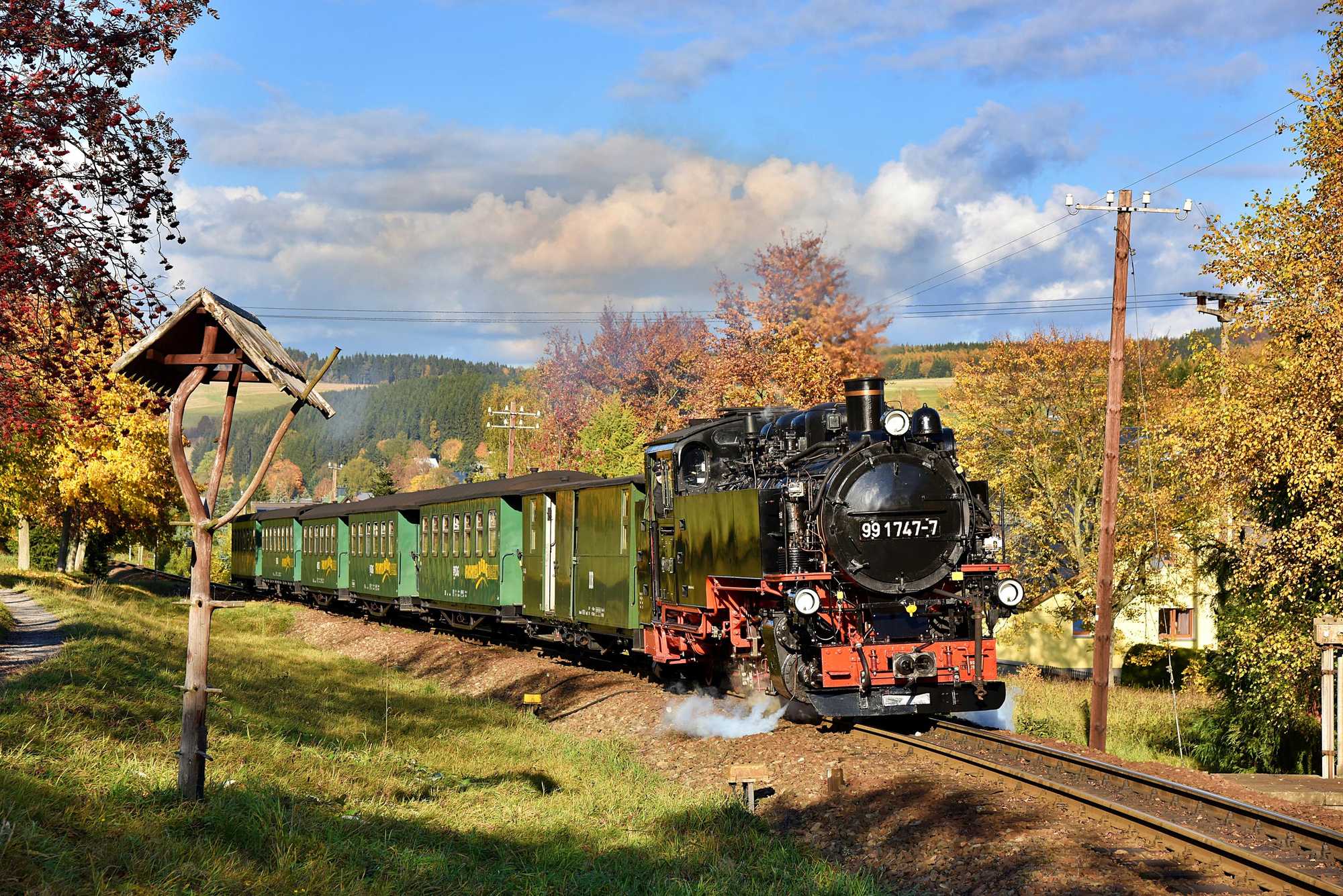 Der Herbst 2020 war wettermäßig ein Erfolg, wie diese Aufnahme der 99 1747-7 auf der Fichtelbergbahn in der Ortslage Neudorf Richtung Haltepunkt Vierenstraße vom 24. Oktober zeigt.