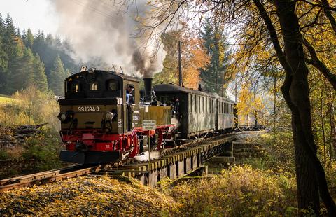 Ebenfalls ein goldener Herbsttag war der 25. Oktober 2020, als die IV K 99 1594-3 der IG Preßnitztalbahn e. V. in der Ausfahrt Schlössel das Jöhstädter Schwarzwasser auf der einst streckentypischen geländerlosen Stahlträgerbrücke aus dem Jahr 1957 überquerte.