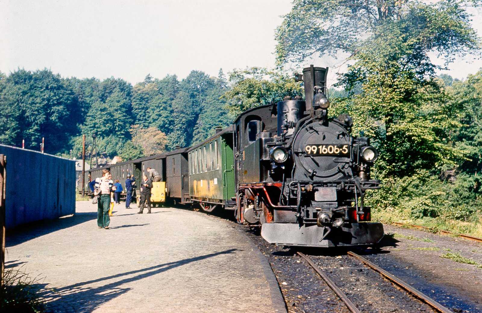 Bei seinem ersten Besuch der Preßnitztalbahn lichtet Wolfram Wagner am 24. August 1976 die 99 1606-5 als Zuglok des P14 287 ab, hier vor der Abfahrt in Wolkenstein. Der Zug führte einen Verstärkungswagen mit.