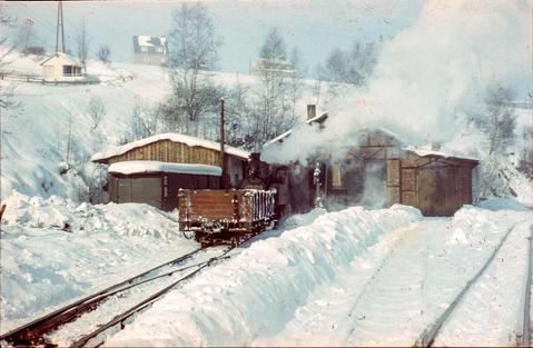 Vor knapp 31 Jahren zeigte das Thermometer am 19. Januar 1979 in Jöhstadt mehr als -10 0 Celsius an. Der OOw diente zum Abtransport von Schnee, der sich reichlich neben den Gleisen türmte.