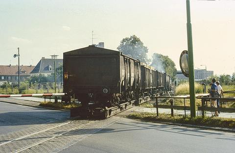 Mitte/Ende der 1980er Jahre konnte die Deutsche Reichsbahn den Bedarf am Güterverkehr im Netz Wernigerode nur mit großen Anstrengungen decken. Lange Rollwagenzüge wie hier im Sommer 1986 am BÜ mit der Ernst-Thälmann-Str. (heute Bochumer Str.) in Nordhausen-Altentor gehörten zum Alltag.