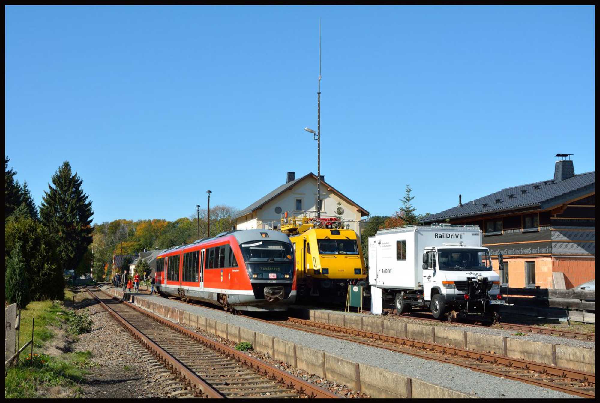Manche Eisenbahnfreunde setzen die BSg-Linie mit einer Museumsbahn gleich. Dabei übersehen sie, dass es sich um eine Betriebsstrecke für die DB Erzgebirgsbahn handelt, die darauf wie hier 2019 u. a. ihre Triebwagen überführt.