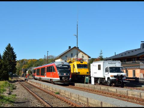 Manche Eisenbahnfreunde setzen die BSg-Linie mit einer Museumsbahn gleich. Dabei übersehen sie, dass es sich um eine Betriebsstrecke für die DB Erzgebirgsbahn handelt, die darauf wie hier 2019 u. a. ihre Triebwagen überführt.