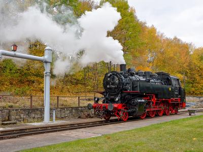 Am 26. Oktober 2020 stand die Dampflok 86 1744-1 der PRESS zum Anheizen auf dem Untersuchungskanal im Eisenbahnmuseum Schwarzenberg. Die 1942 von O & K mit der Fabriknummer 13759 gebaute Lok besitzt noch ihr ÜK-Führerhaus.