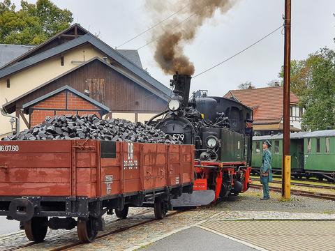 „Kohlen für Rittersgrün“ gehörte am 17. Oktober 2020 zu den Motiven des Herbst-Fototages in Rittersgrün. Ein Feuer in der Rauchkammer der 99 579 rundete die Illusion ab.