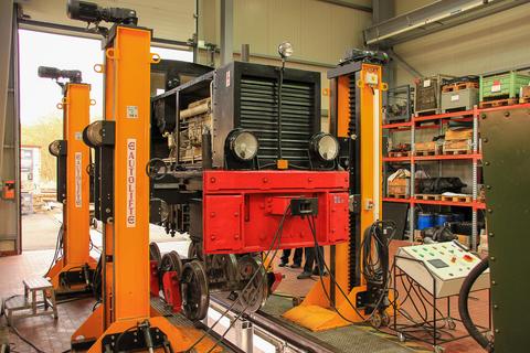 Die vom IVZ betreute Diesellok Köf 6001II befand sich im November zur Fahrwerks­un­tersuchung in der Lokwerkstatt der SOEG in Zittau, hier am 14. No­vember 2020 auf der Hubbockanlage.